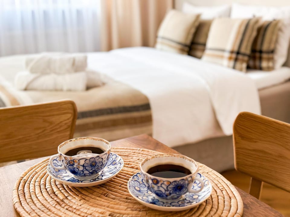 Bed, Coffee/tea facilities, Living room, Seating area, Bedroom