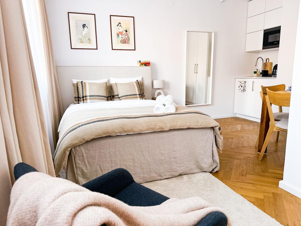 Bed, Kitchen or kitchenette, Living room, Photo of the whole room, Seating area, Bedroom