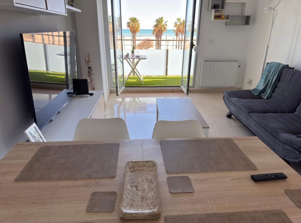 Communal lounge/ TV room, Balcony/Terrace, Dining area, Sea view, heating, air conditioner