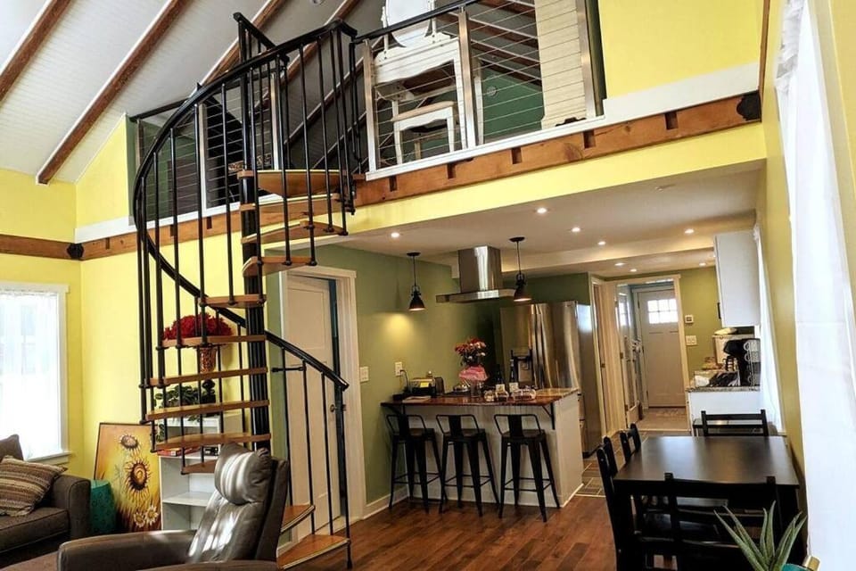 TV and multimedia, Kitchen or kitchenette, Living room, Dining area, Bedroom, fireplace