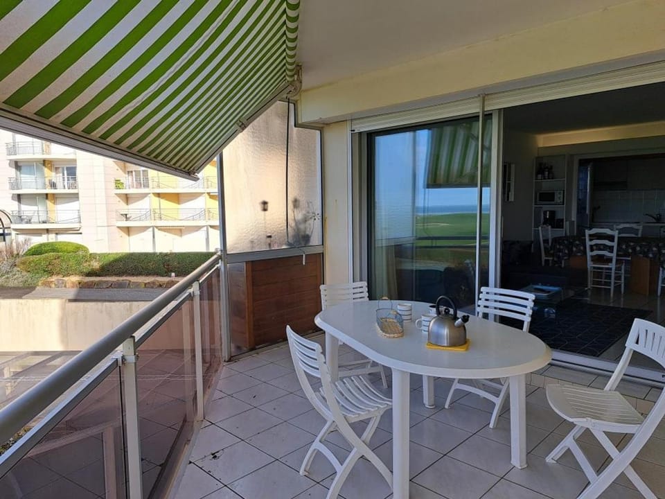 Appartement duplex face mer avec piscine, quartier Golf, 2 chambres, 2 salles d'eau, parking privé - FR-1-323-513 Apartment in Saint-Jean-de-Monts