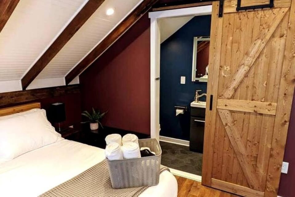 Shower, Toilet, Bed, Bathroom, Bedroom, fireplace