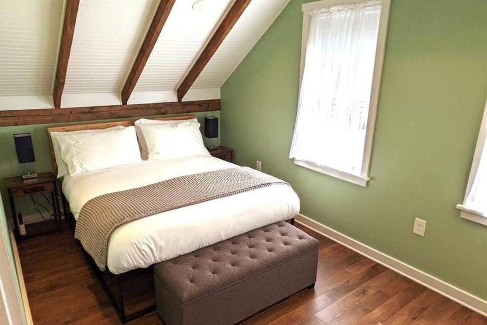 Bed, TV and multimedia, Bedroom
