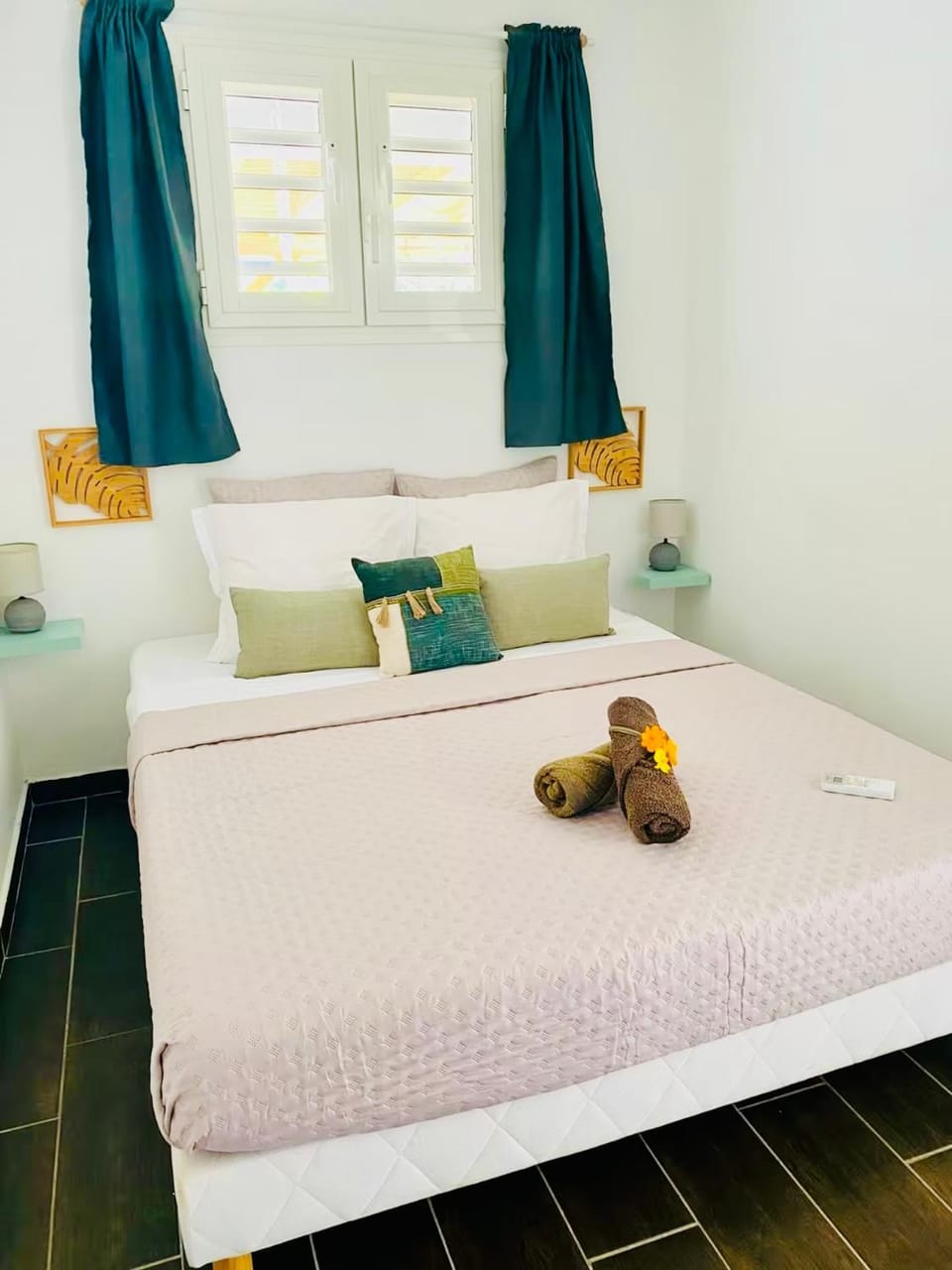 Bed, Photo of the whole room, Bedroom, air conditioner