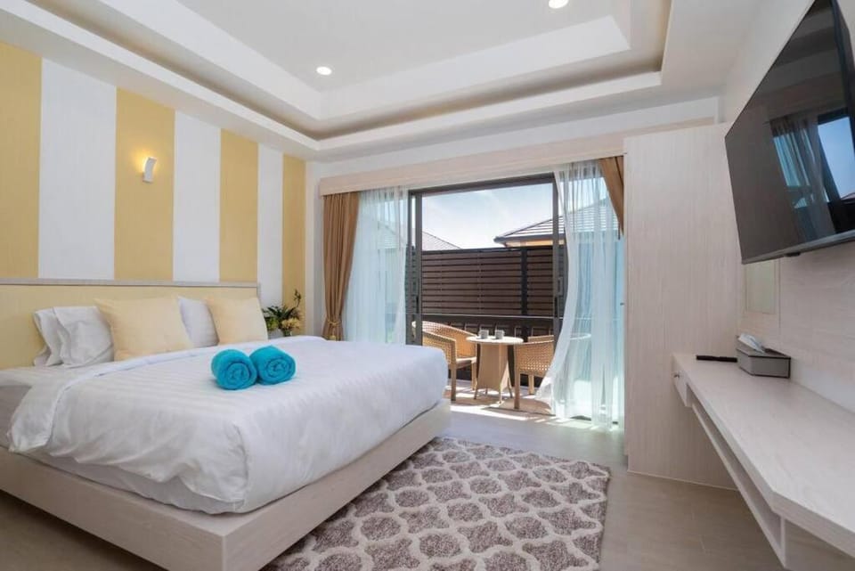 Bed, TV and multimedia, Photo of the whole room, Bedroom, towels