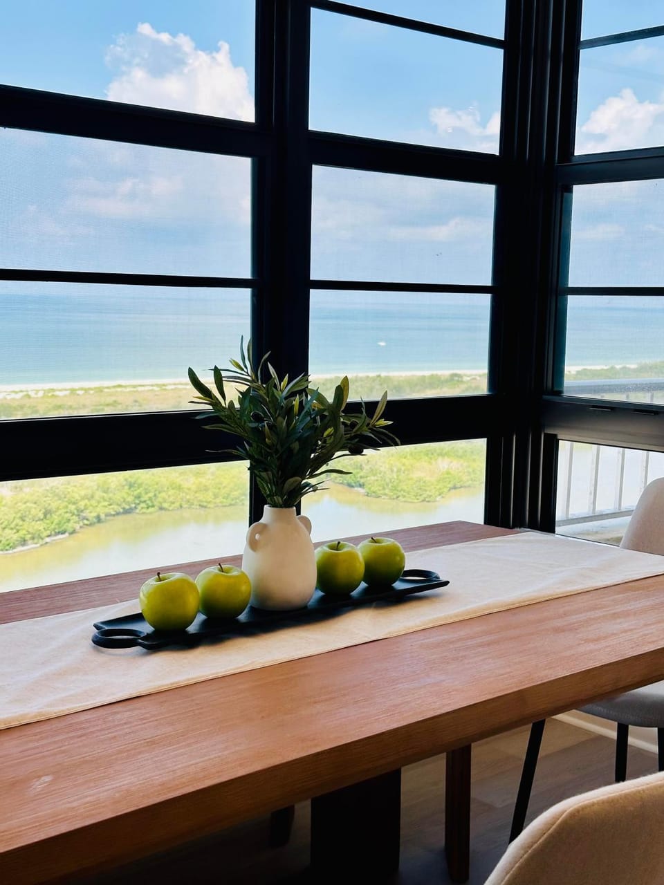 View (from property/room), Decorative detail, Dining area, Sea view