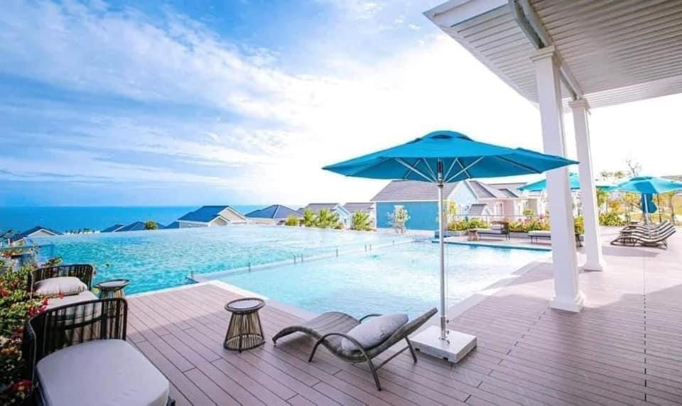 Natural landscape, View (from property/room), Sea view, Swimming pool, sunbed