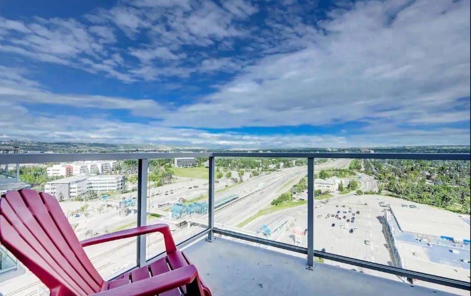 UC Stampede Condo by Train, Hospital, free UG parking & Gym, AC, full kitchen Apartment in Calgary