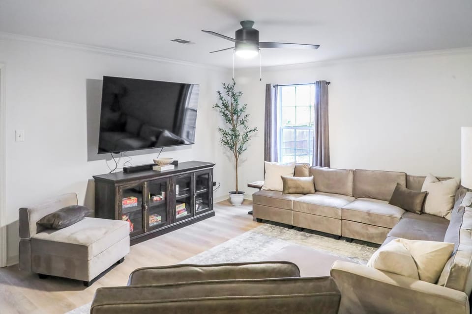 Lake Hamilton Carriage House 5BR; 3.5BA Sleeps 17! House in Rockwell