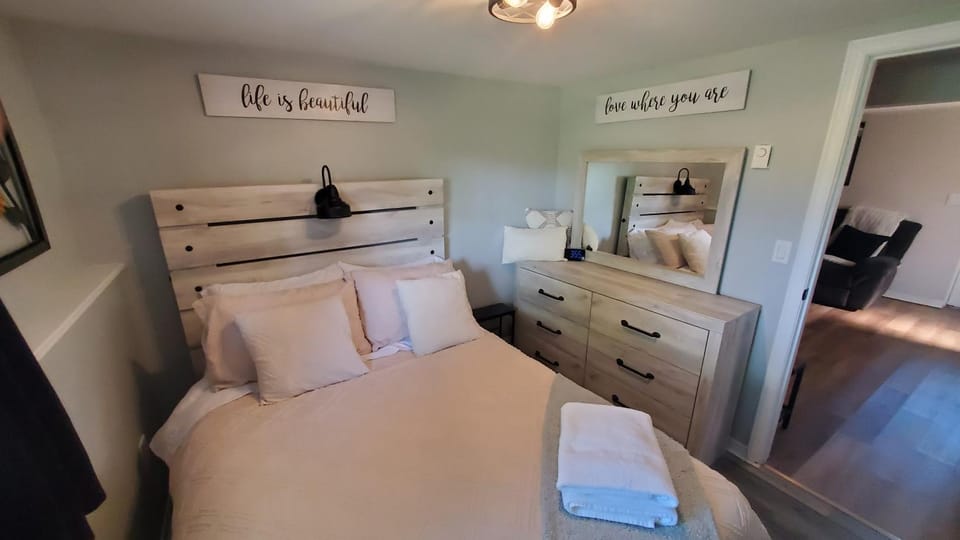 Bedroom, towels
