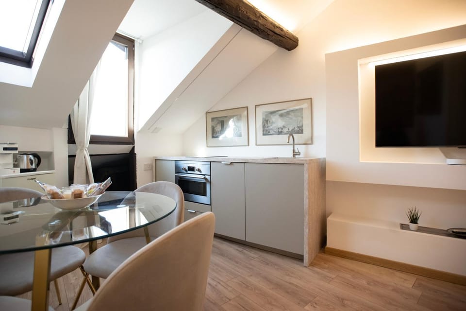 Kitchen or kitchenette, Living room, Seating area, Dining area, dishwasher, minibar, pet friendly, stove