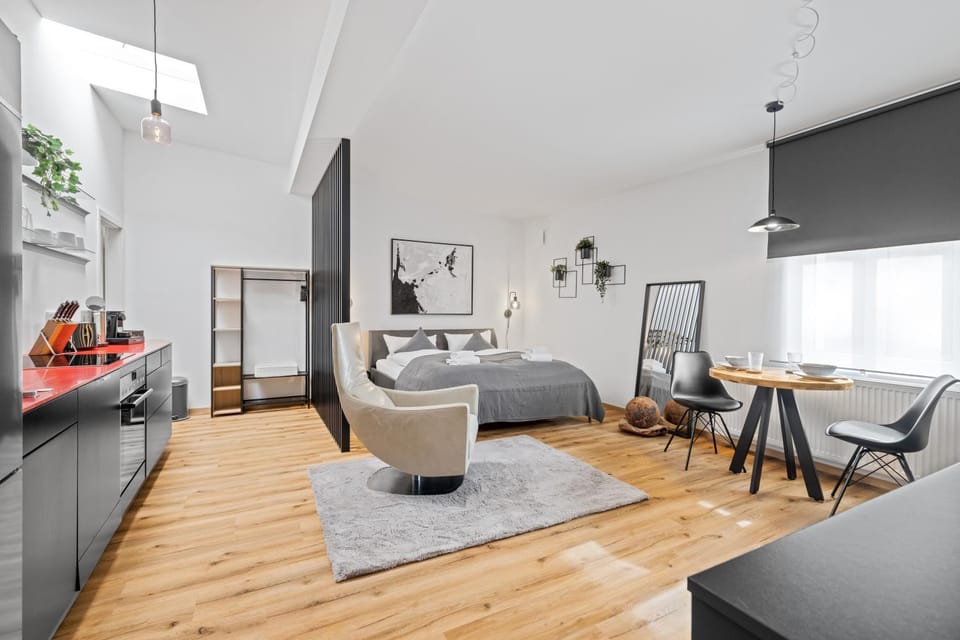 TV and multimedia, Kitchen or kitchenette, Living room, Seating area, Dining area