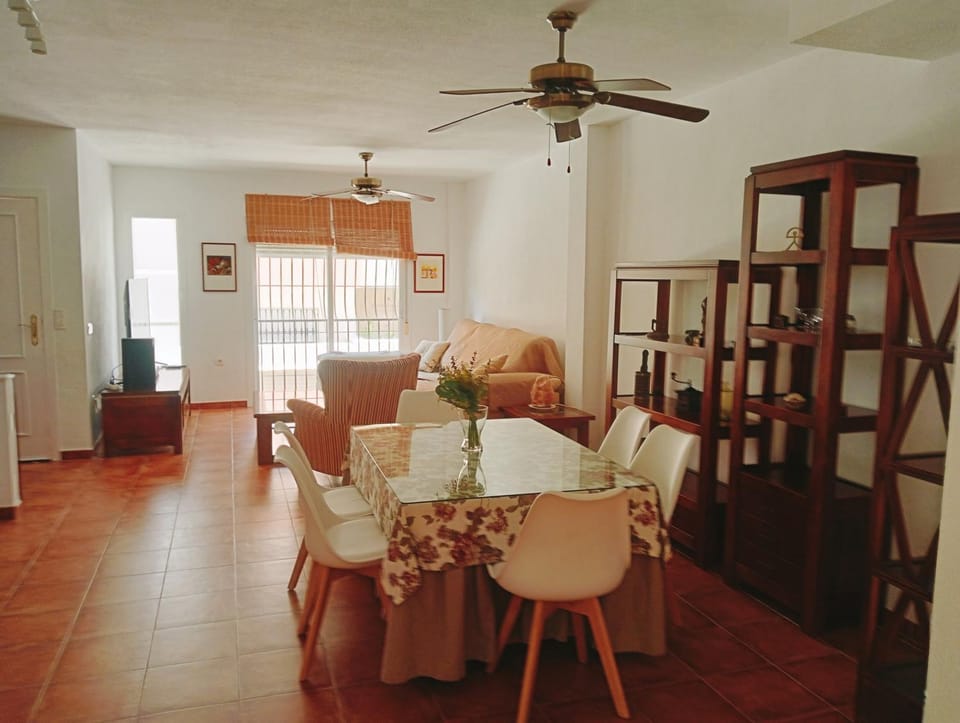 Living room, Seating area, Dining area, fireplace