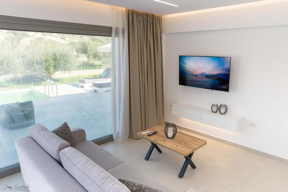 TV and multimedia, Living room, Seating area, Evening entertainment, Pool view