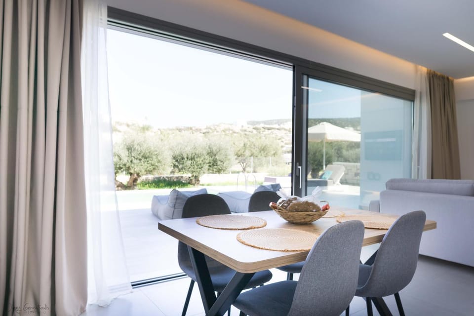 Natural landscape, View (from property/room), Balcony/Terrace, Living room, Seating area, Dining area