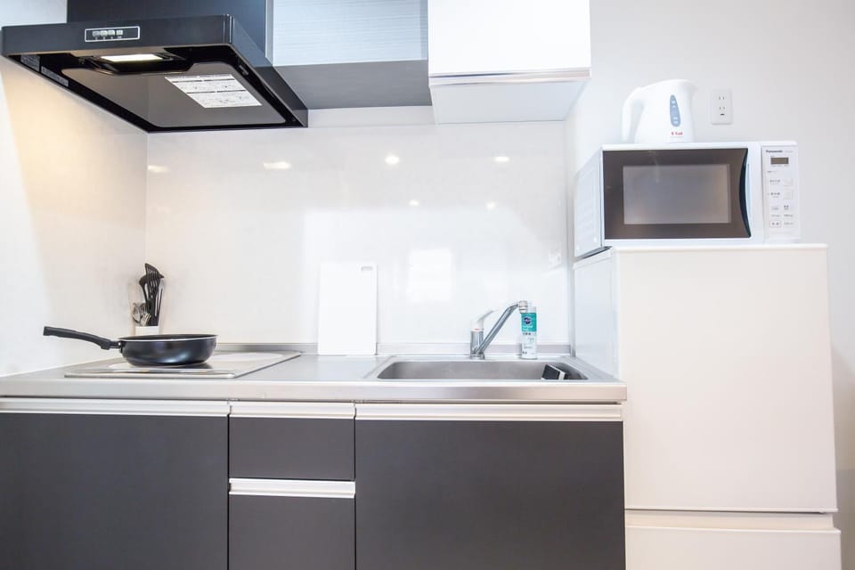 Kitchen or kitchenette, minibar, stove