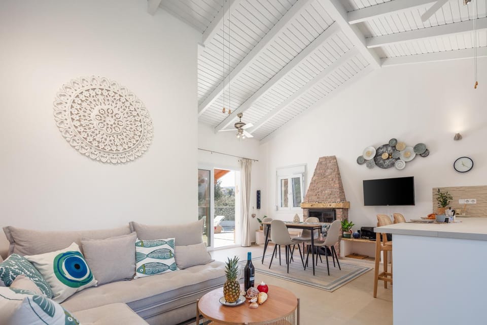 TV and multimedia, Living room, Seating area, Dining area