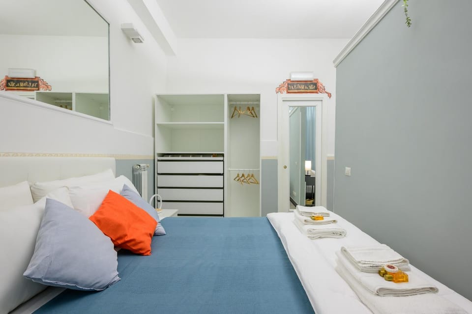 Bed, Bedroom, towels