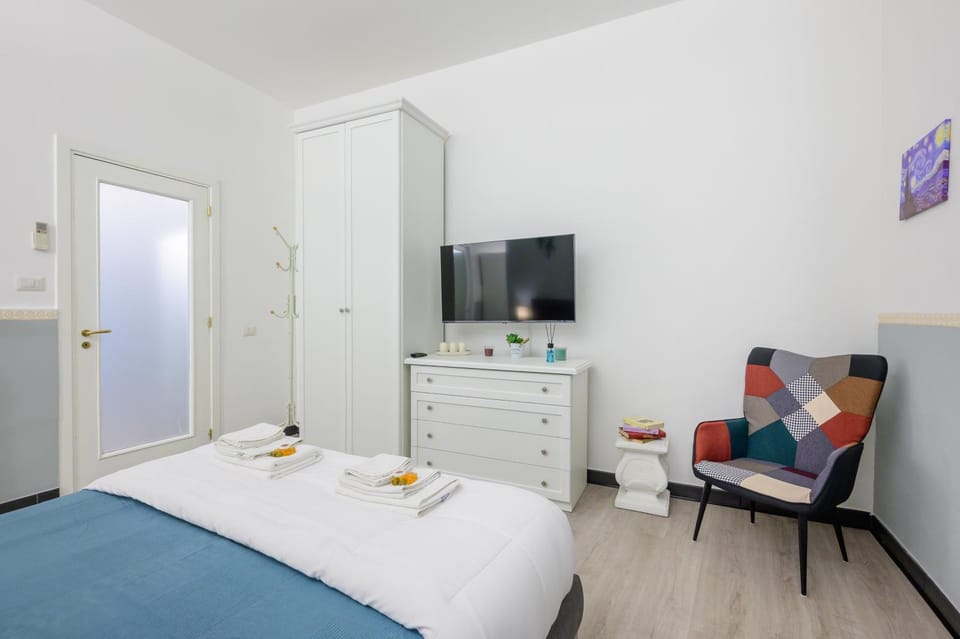 Bed, TV and multimedia, Bedroom, wardrobe