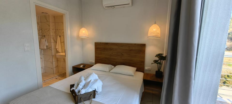 Bed, Photo of the whole room, Bedroom, towels, air conditioner