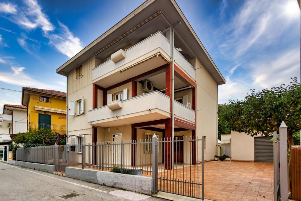 Property building, Day, Balcony/Terrace