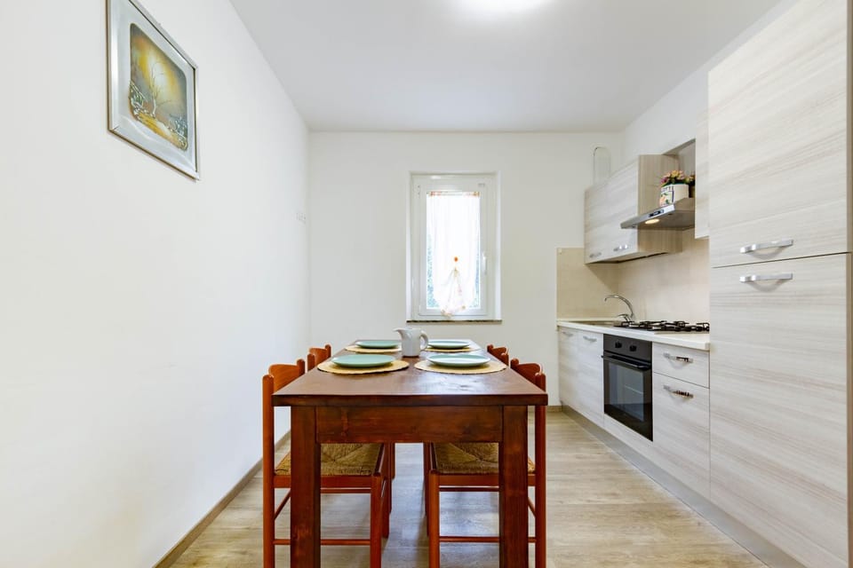 Kitchen or kitchenette, Dining area, stove