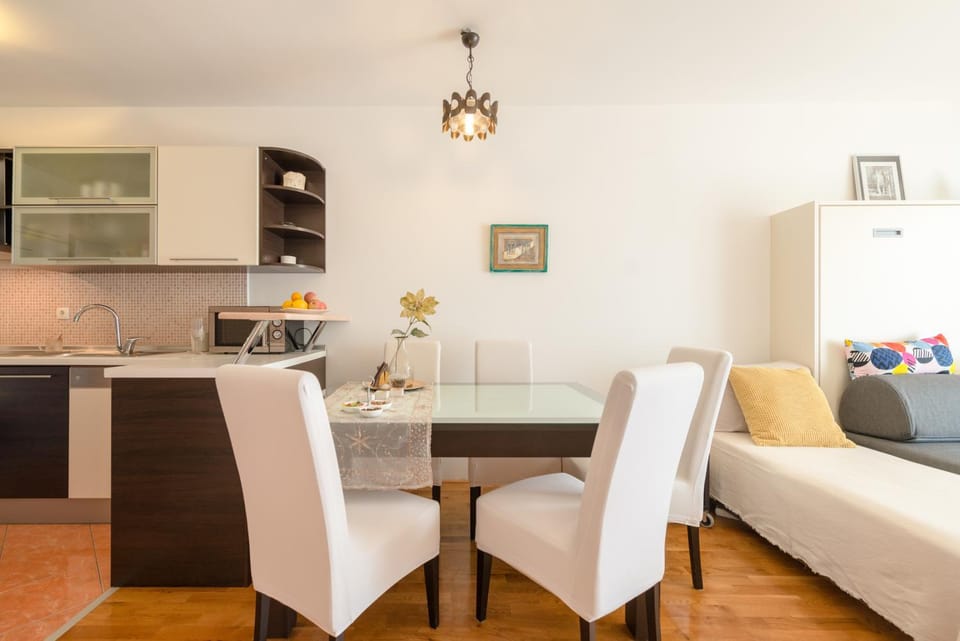 Living room, Seating area, Dining area, minibar