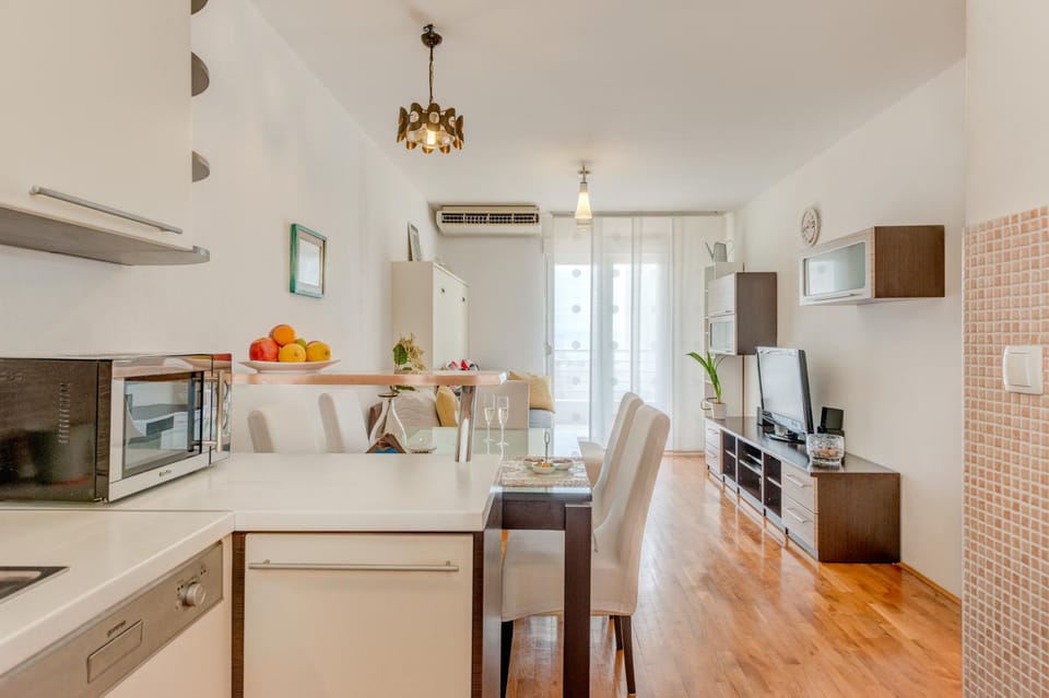 TV and multimedia, Kitchen or kitchenette, Living room, Dining area, dishwasher, minibar, pet friendly, air conditioner