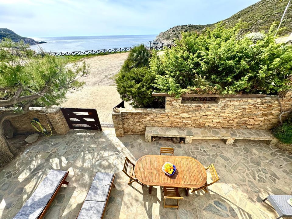 Property building, Balcony/Terrace, Balcony/Terrace, Dining area, Beach, Mountain view, Sea view