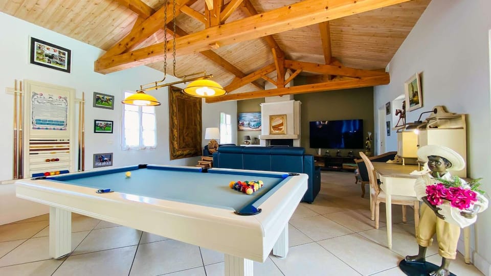 Communal lounge/ TV room, Billiard, TV and multimedia