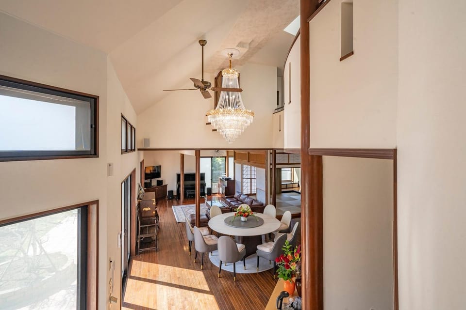 Restaurant/places to eat, Living room, Seating area, Dining area