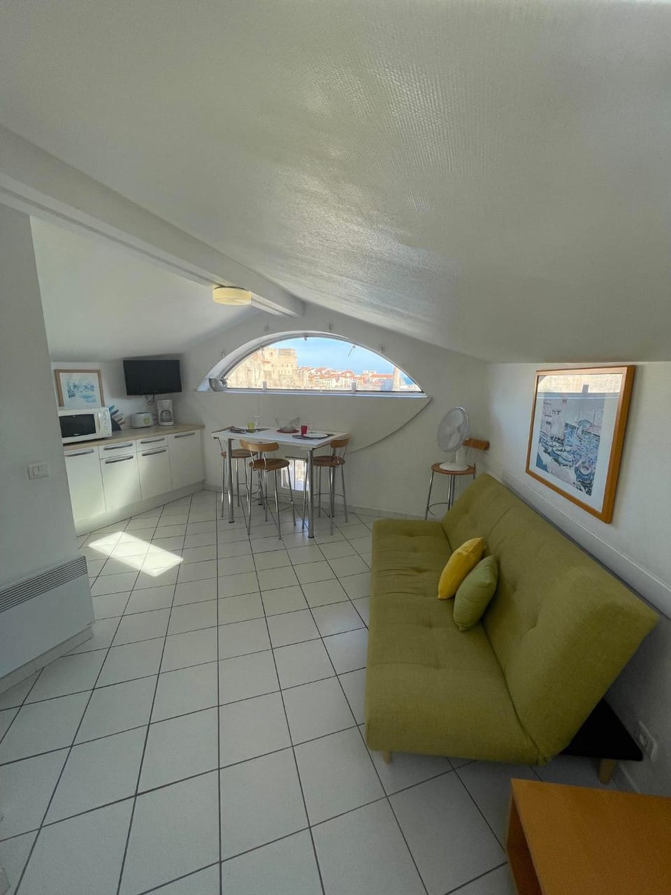TV and multimedia, Kitchen or kitchenette, Living room, City view, Sea view