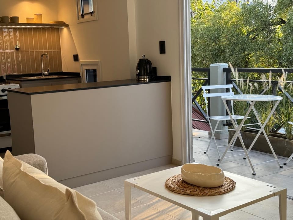 Coffee/tea facilities, Balcony/Terrace, Kitchen or kitchenette, Living room, Dining area