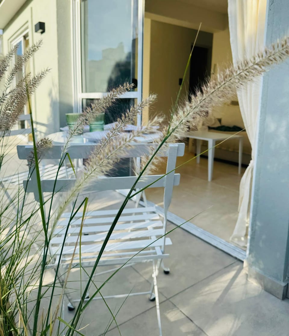 Departamento en pleno centro, moderno, cálido y con un gran balcón Apartment in Mendoza