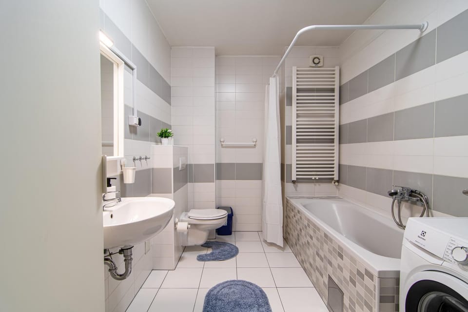 Shower, Toilet, Bathroom, Bath, towels