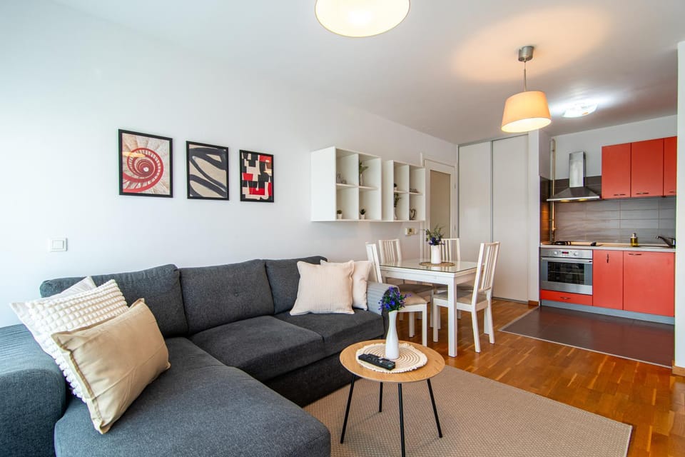 Kitchen or kitchenette, Living room, Seating area, Dining area, Family, stove