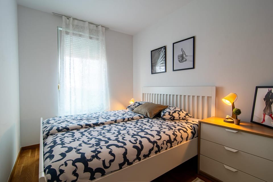 Bed, Photo of the whole room, Decorative detail, Bedroom