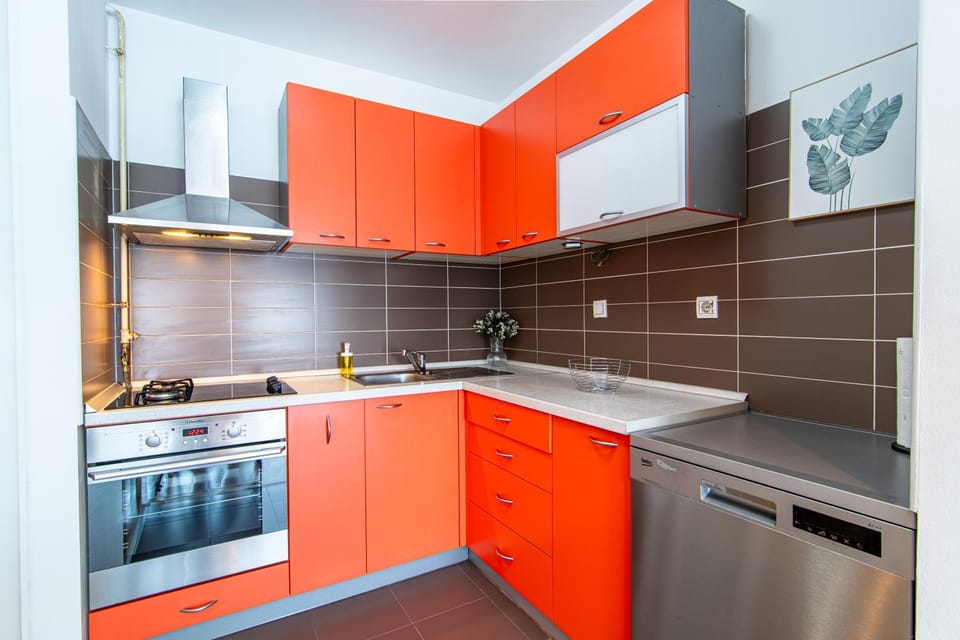 Kitchen or kitchenette, Food and drinks, Dining area, Food, oven, stove