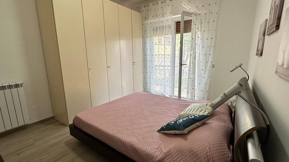 Photo of the whole room, Bedroom, wardrobe