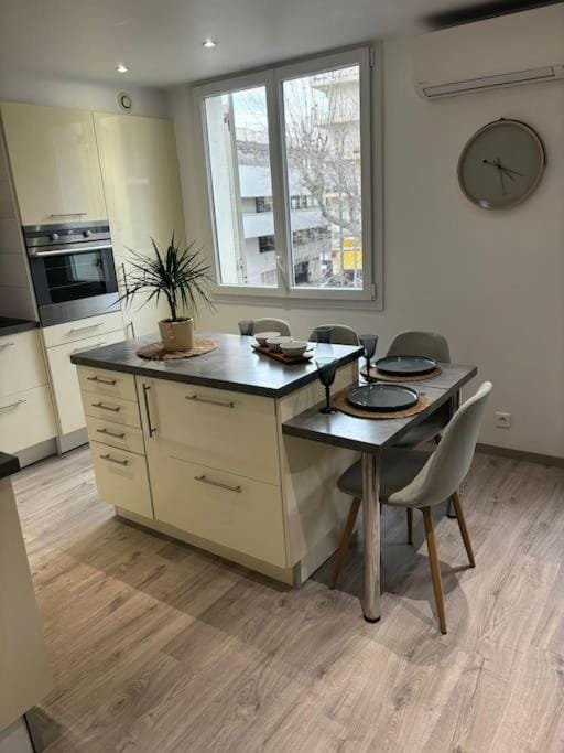 Kitchen or kitchenette, Dining area, pet friendly
