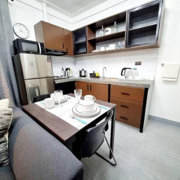 Coffee/tea facilities, Kitchen or kitchenette, Dining area, minibar, stove, toaster