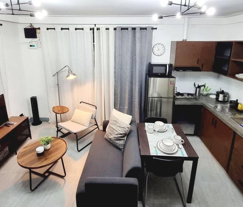 Coffee/tea facilities, Kitchen or kitchenette, Living room, Seating area, Dining area, minibar, stove