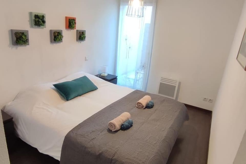 Bed, Photo of the whole room, Bedroom, internet, towels