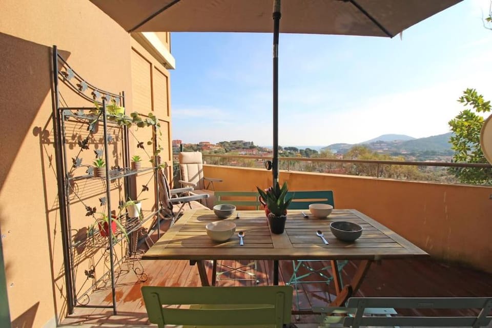 Patio, Natural landscape, View (from property/room), Balcony/Terrace, Dining area, Mountain view
