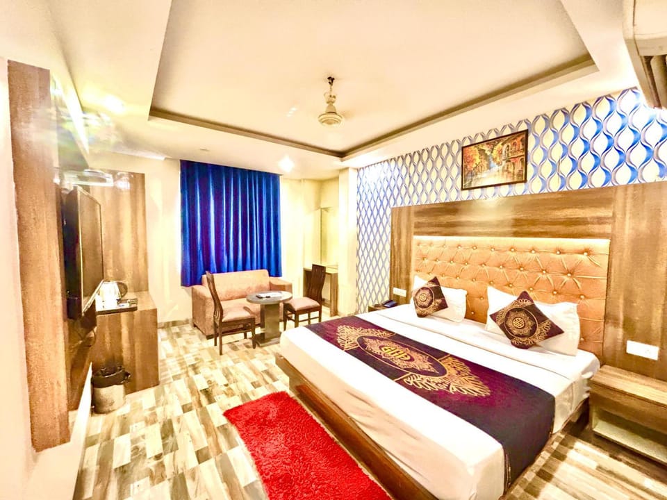 Bed, Seating area, Bedroom, wardrobe
