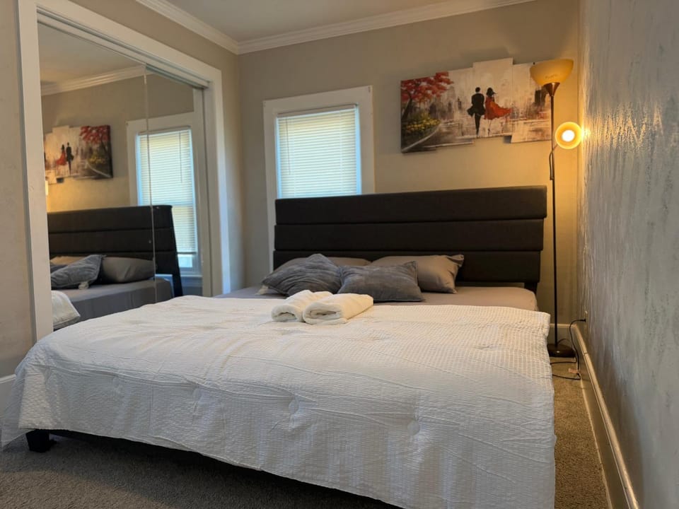 Bed, Living room, Photo of the whole room, Bedroom