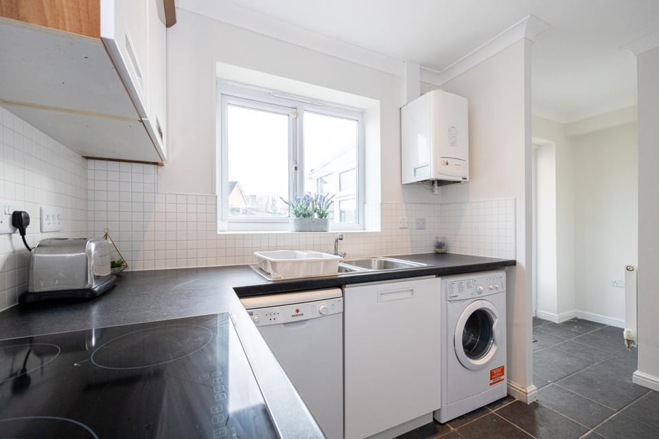 Kitchen or kitchenette, dishwasher, minibar, oven, stove, toaster, washing machine