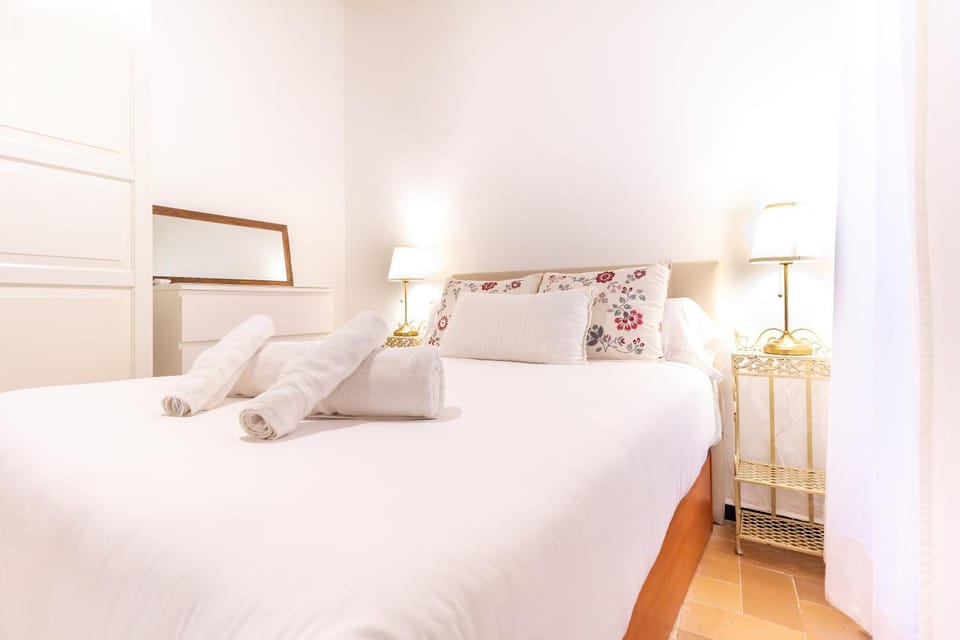 Bed, Sunrise, storage, towels