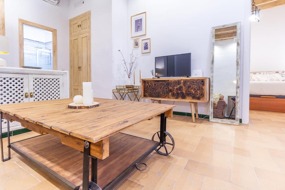 Bed, TV and multimedia, Living room, towels, air conditioner