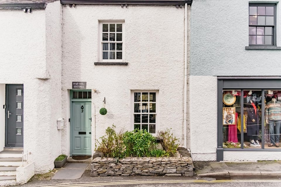 Property building, Facade/entrance, Day, Neighbourhood, Street view